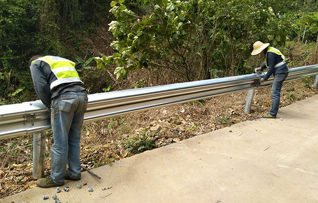 台州高速公路护栏的定期维护与保养