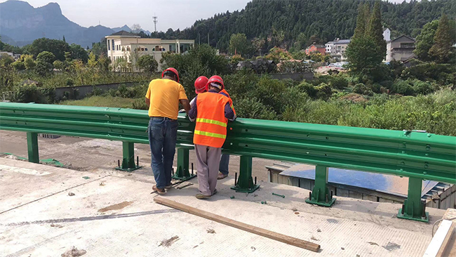 台州高速公路护栏板的维护确保道路安全的关键环节